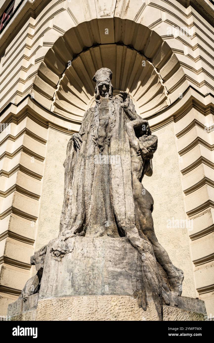 Statue de Juda Loew ben Bezalel (également appelé Rabbi Loew), sculpture extérieure de Ladislav Saloun, installée au nouvel hôtel de ville de Prague, en Tchéquie Banque D'Images