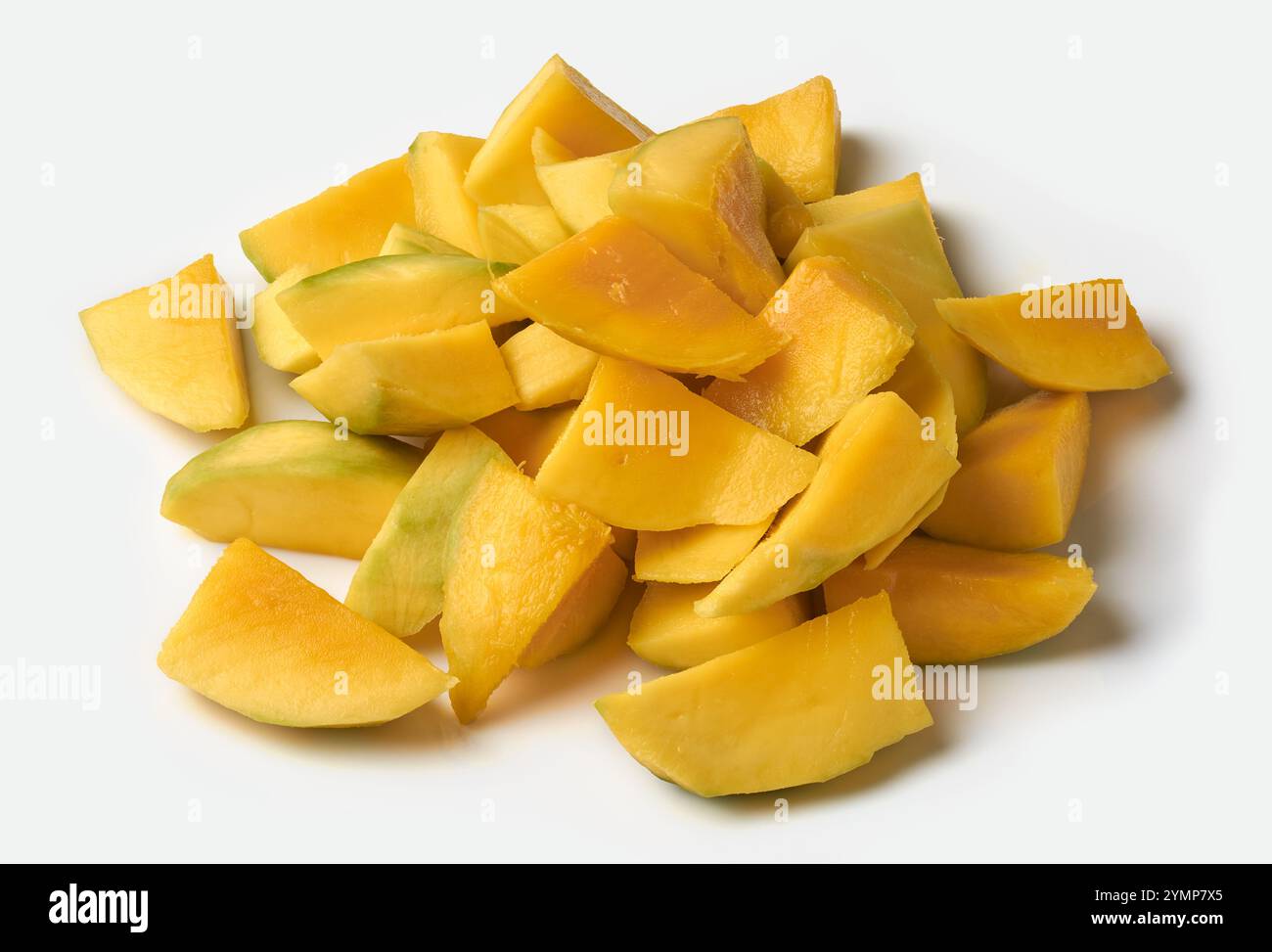 pile de mangue mûre hachée fond blanc isolé, morceaux de fruits juteux jaune vif pour préparer des salades de fruits mélangés ou des smoothies Banque D'Images