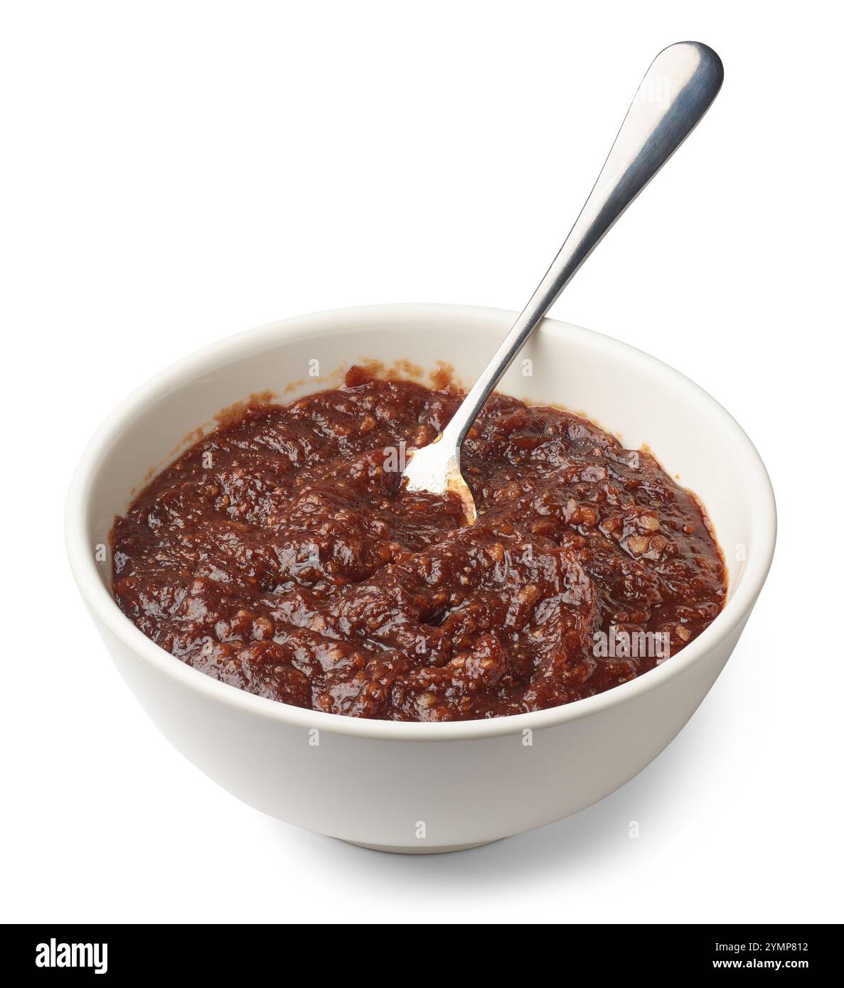 tasse de confiture de pommes de bois maison ou de marmelade avec cuillère à fond blanc isolé, fabriqué à partir de fruit de bael ou de pomme d'éléphant Banque D'Images