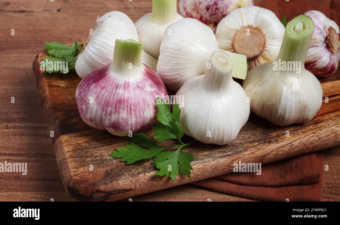 Ail jeune frais, couleur blanche et violette, sur une table en bois, pas de gens Banque D'Images