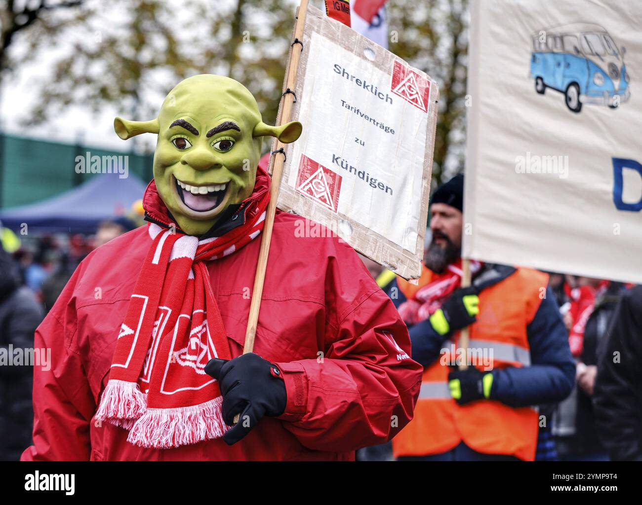 Vêtu d'un masque Shrek, un employé de Volkswagen manifeste devant la Volkswagen Arena pour protester contre les fermetures d'usines et les licenciements pendant la saison Banque D'Images