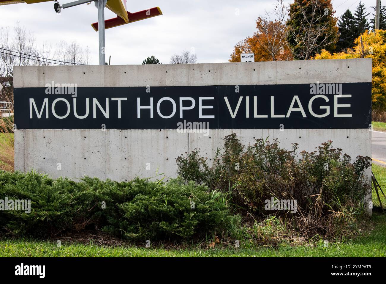 Bienvenue à Mount Hope Village signe sur Homestead Drive à Hamilton, Ontario, Canada Banque D'Images