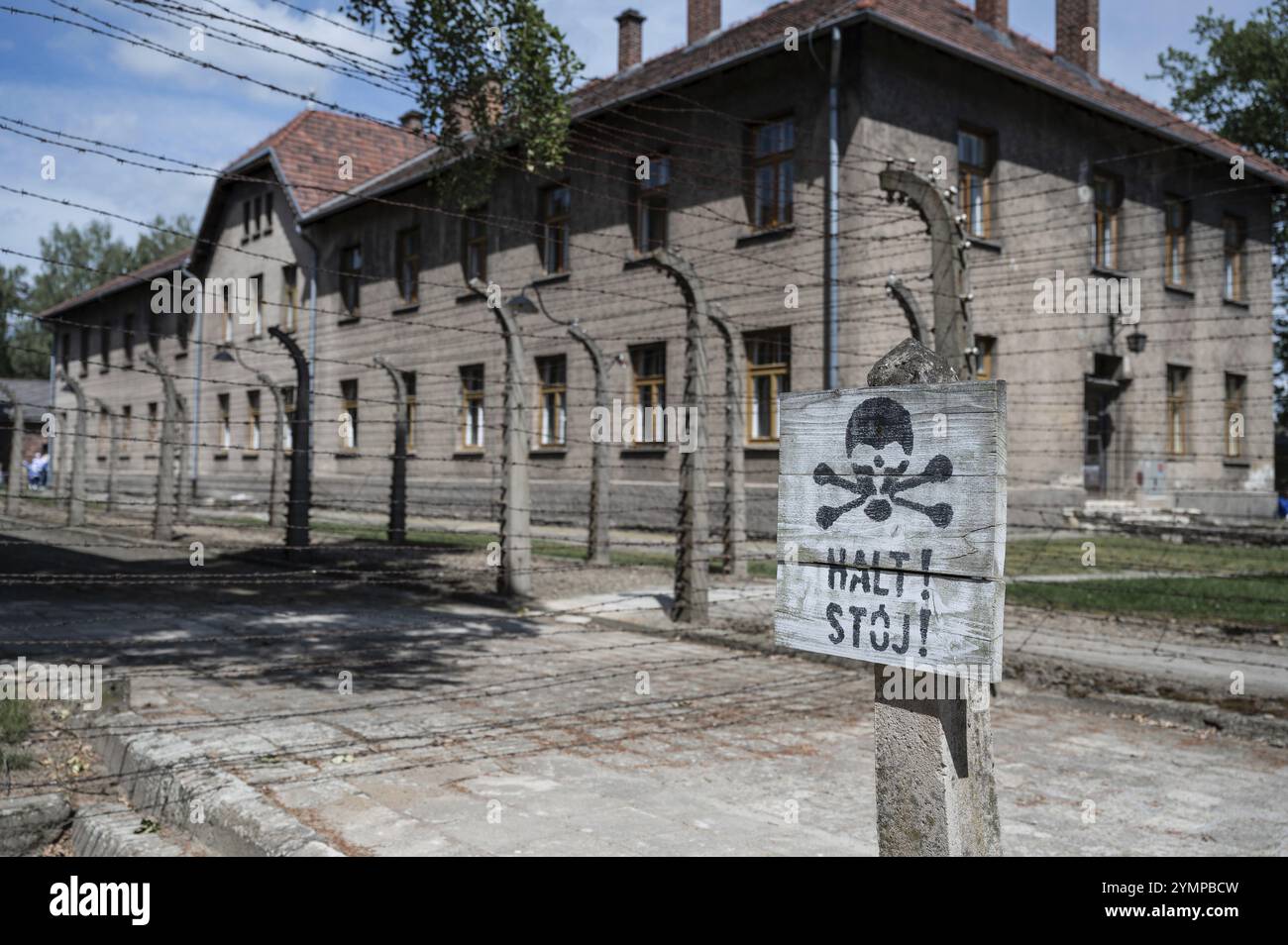 Le panneau avec le mot Stop en allemand et en polonais dans le camp de concentration nazi allemand Auschwitz Birkenau Banque D'Images