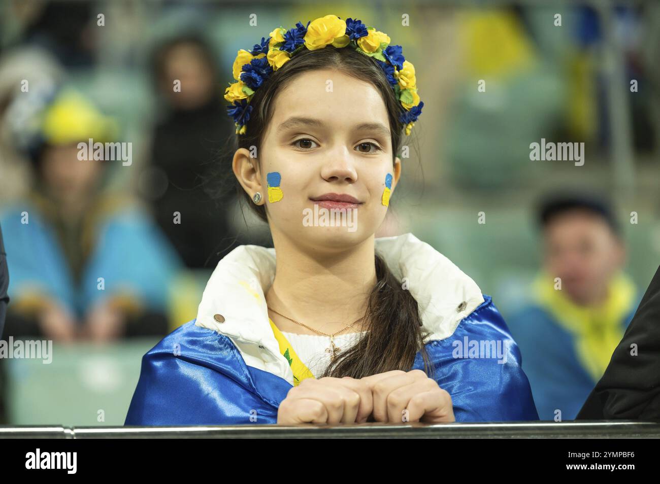 WROCLAW, POLOGNE - 26 MARS 2024 : qualifications pour l'UEFA Euro 2024. Match final Ukraine - Islande 2:1. Fille de soutien de l'Ukraine Banque D'Images