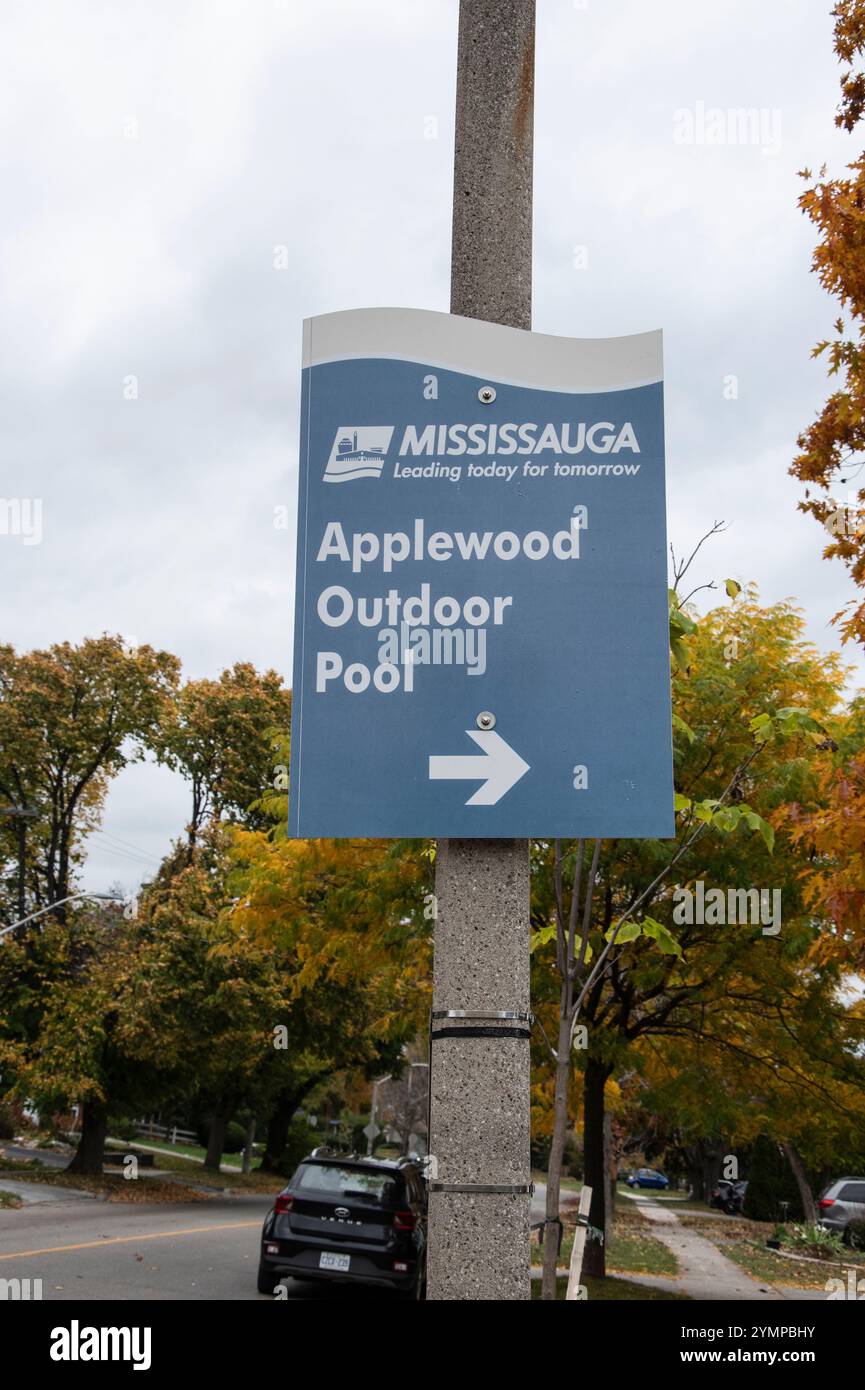 Panneau indiquant la piscine extérieure du parc Applewood Heights à Mississauga, Toronto, Ontario, Canada Banque D'Images