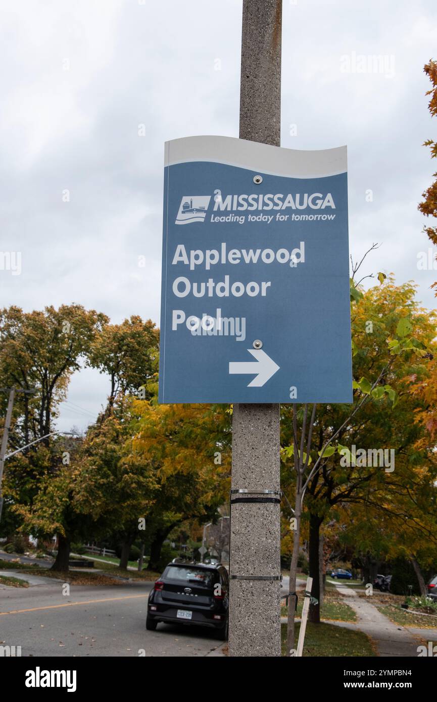 Panneau indiquant la piscine extérieure du parc Applewood Heights à Mississauga, Toronto, Ontario, Canada Banque D'Images