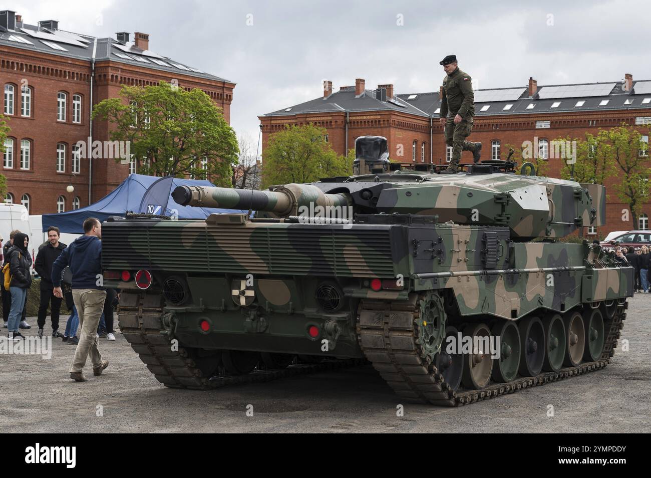 LEGNICA, POLOGNE, 26 AVRIL 2023 : pique-nique militaire dans le cadre du programme Cyber MIL Academy. Soldat sur le char Leopard 2 PL Banque D'Images