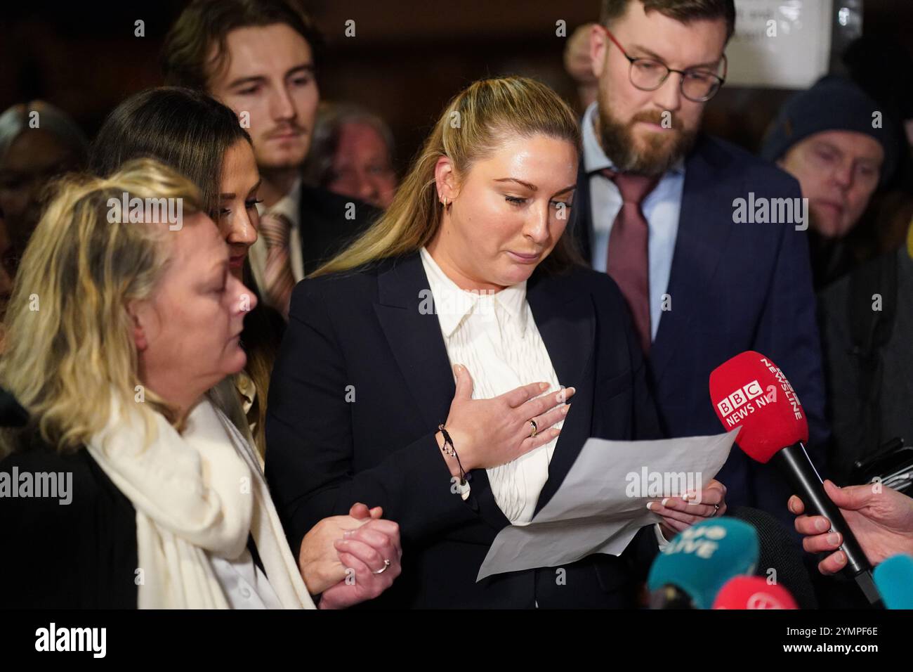 Nikita Hand, également connue sous le nom de Nikita ni Laimhin, s’adressant aux médias devant la haute Cour de Dublin après l’affaire de blessures corporelles contre Conor McGregor. Nikita Hand allègue avoir été violée par McGregor dans un hôtel de Dublin en décembre 2018. Après avoir délibéré pendant six heures et dix minutes, le jury est revenu avec ses verdicts dans le procès civil contre Conor McGregor. Le montant total des dommages-intérêts accordés à Nikita Hand par le jury était de 248 603,60 euros. Date de la photo : vendredi 22 novembre 2024. Banque D'Images