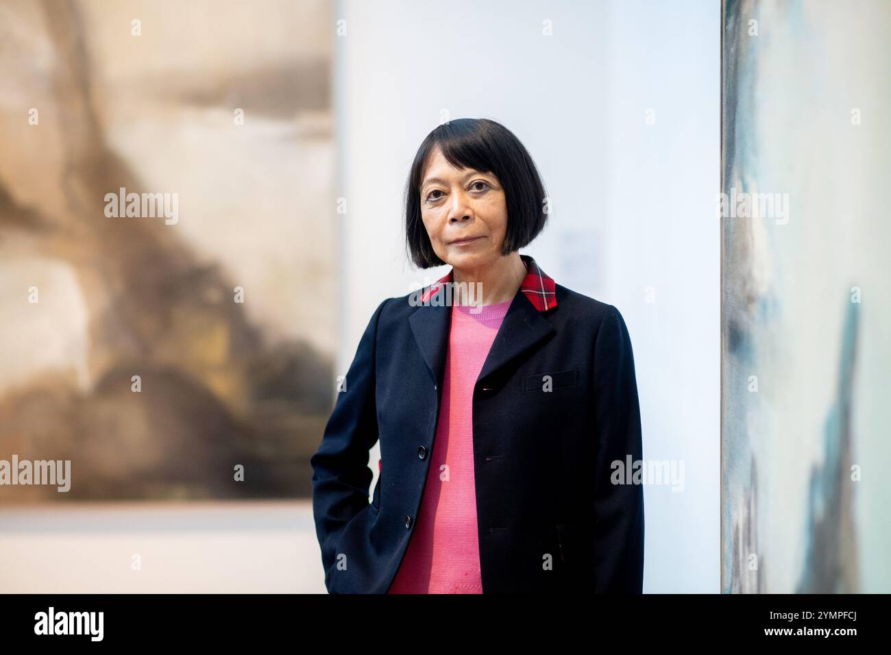 Emden, Allemagne. 22 novembre 2024. L'artiste Leiko Ikemura est présentée dans l'exposition 'Floating Spheres' à la Kunsthalle Emden. Au total, 76 œuvres de l'artiste japonais-suisse seront exposées jusqu'au 11 mai 2025, montrant une coupe transversale de son travail - de la peinture et de l'art graphique à la photographie, la vidéo et les sculptures. Crédit : Hauke-Christian Dittrich/dpa/Alamy Live News Banque D'Images