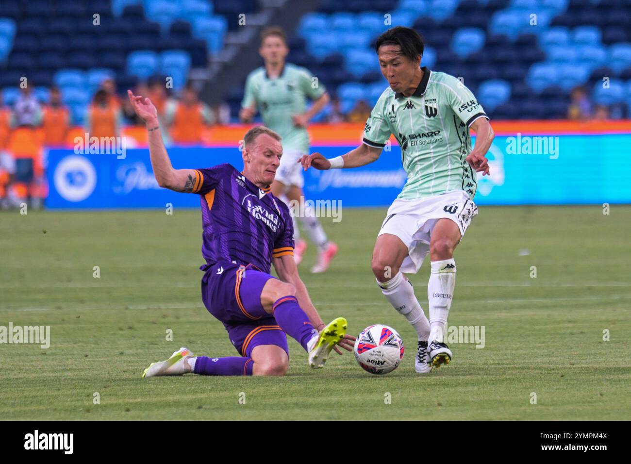 Paddington, Australie. 22 novembre 2024. Nicholas Pennington (à gauche) du Perth Glory FC et Riku Danzaki (à droite) du Western United FC vus en action lors du match de la cinquième ronde de la saison 2024-25 d'Isuzu UTE A-League entre Perth Glory FC et Western United FC tenu au stade Allianz. Score final Perth Glory FC 1:3 Western United FC. (Photo Luis Veniegra/SOPA images/SIPA USA) crédit : SIPA USA/Alamy Live News Banque D'Images