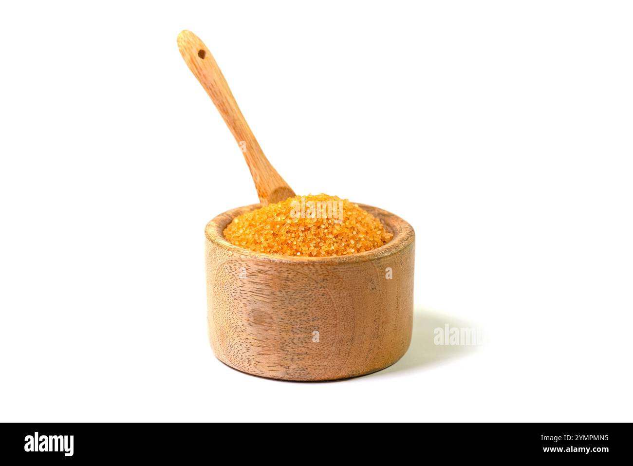 Casser le sucre de canne dans un bol en bois sur un fond blanc Banque D'Images