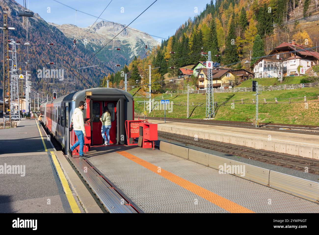 Train-navette dans le tunnel ferroviaire du Tauern, Autoschleuse Tauernbahn Tauernschleuse, ASTB, gare Mallnitz Mallnitz Nationalpark Hohe Tauern Kärnten, Banque D'Images