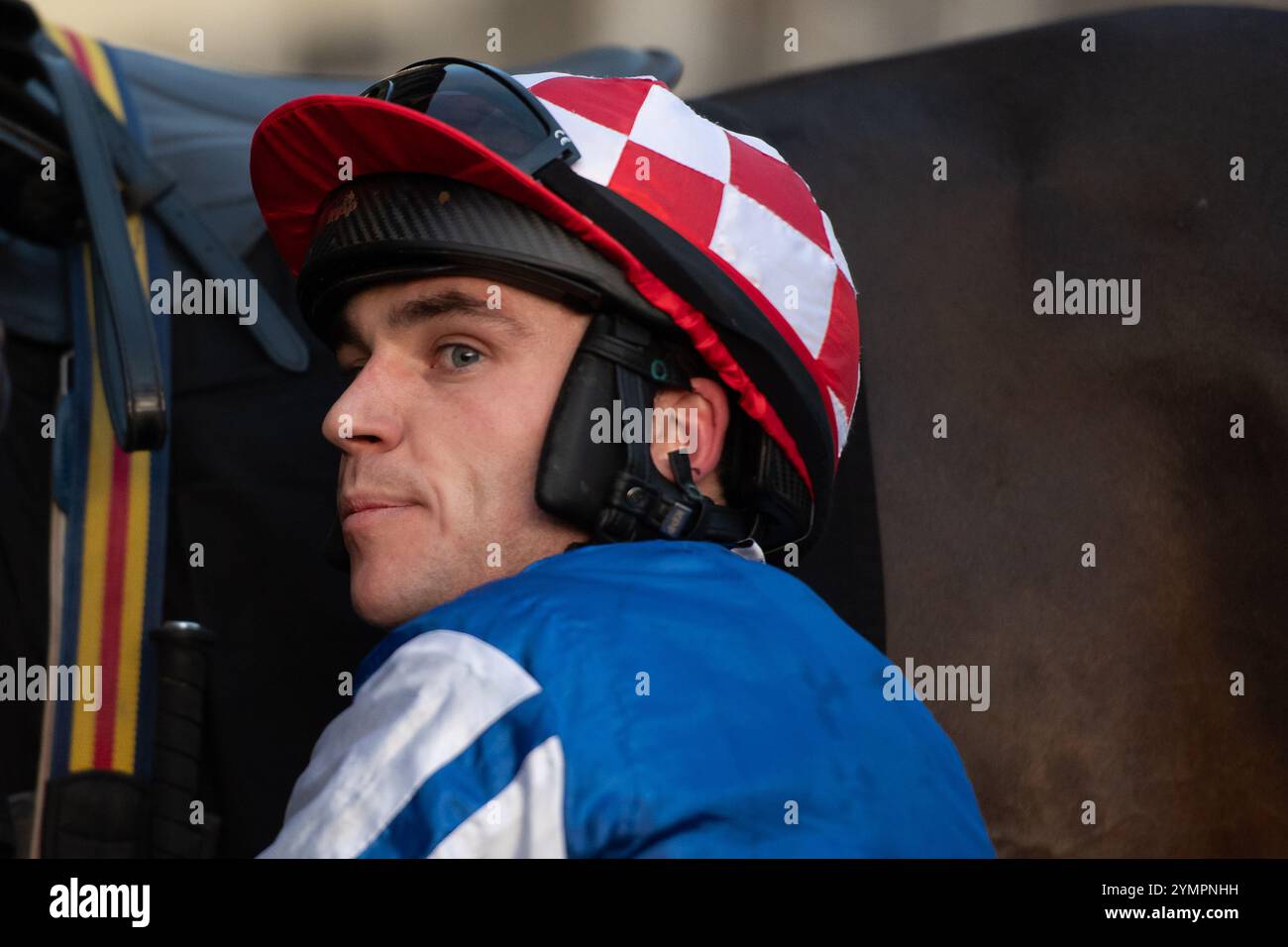 Ascot, Berkshire, Royaume-Uni. 22 novembre 2024. Le jockey Jonathan Burke après avoir monté le cheval KDEUX SAINT FRAY pour remporter la course à plat Not Forgotten Open National Hunt (classe 3) (catégorie 1 élimination) (GBB Race). Propriétaire Gracehill UK & Partners, entraîneur Olly Murphy, Wilmcote, éleveur Thomas Keating, Sponsor Motoclan. Crédit : Maureen McLean/Alamy Live News Banque D'Images