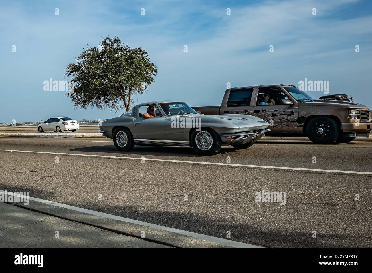 Gulfport, Mississippi - le 4 octobre 2023 : vue d'angle avant grand angle d'une Corvette Stingray coupé 1963 de Chevrolet lors d'un salon automobile local. Banque D'Images