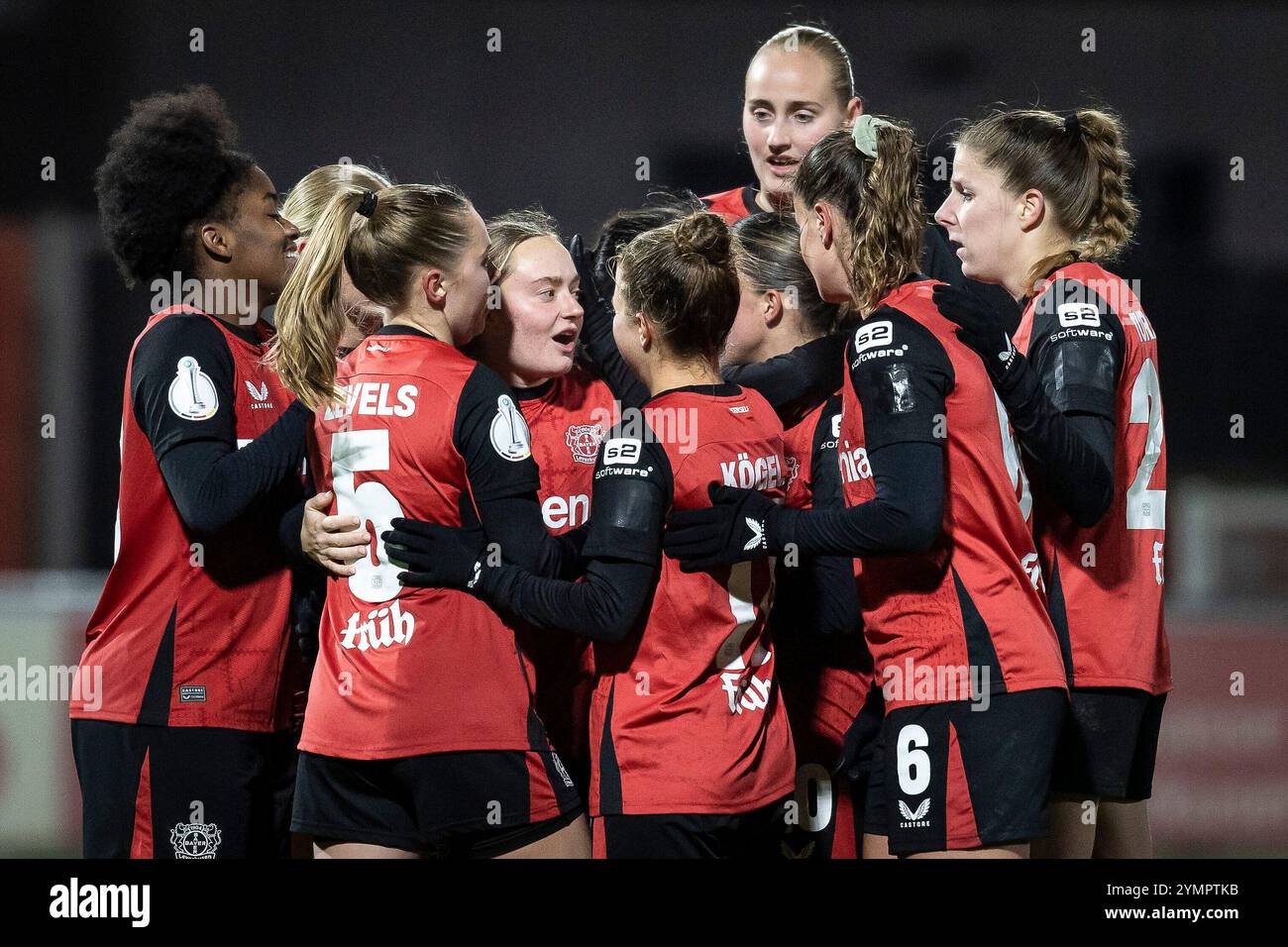 Leverkusen, Deutschland. 22 novembre 2024. Torjubel nach dem 1:0 durch Sofie Zdebel (Bayer 04 Leverkusen, 16) ; Bayer 04 Leverkusen - 1. FFC turbine Potsdam ; Frauen DFB-Pokal Achtelfinale AM 22.11.2024 im Ulrich-Haberland-Stadion à Leverkusen (Rhénanie du Nord-Westphalie). LES RÈGLEMENTS DU LDF INTERDISENT TOUTE UTILISATION DE PHOTOGRAPHIES COMME SÉQUENCES D'IMAGES ET/OU QUASI-VIDÉO. Crédit : dpa/Alamy Live News Banque D'Images