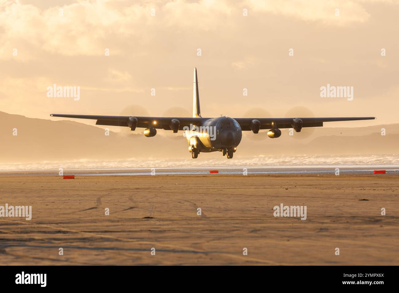La RAAF de la Royal Australian Air Force débarque à Pembrey Sands avec un C130 Hercules dans le sud du pays de Galles géré par les contrôleurs tactiques du trafic aérien de la RAF Banque D'Images