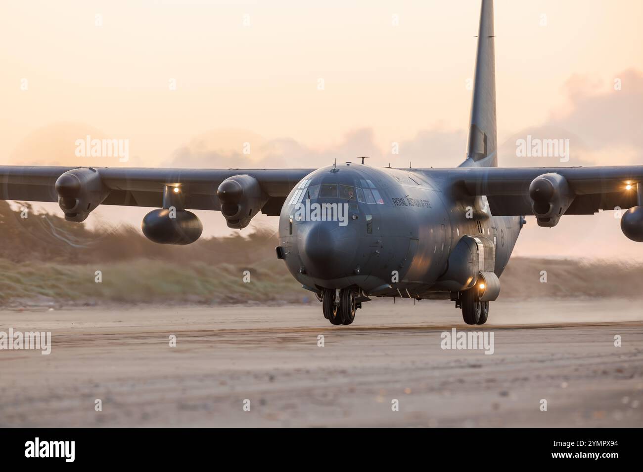 La RAAF de la Royal Australian Air Force débarque à Pembrey Sands avec un C130 Hercules dans le sud du pays de Galles géré par les contrôleurs tactiques du trafic aérien de la RAF Banque D'Images