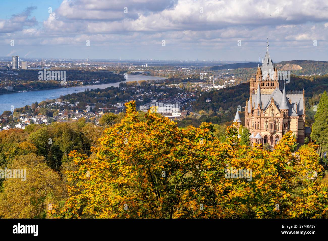 Château Drachenburg, sur le Drachenfels, une montagne dans le Siebengebirge sur le Rhin entre Bad Honnef et Königswinter, vue en direction de Bonn, N. Banque D'Images