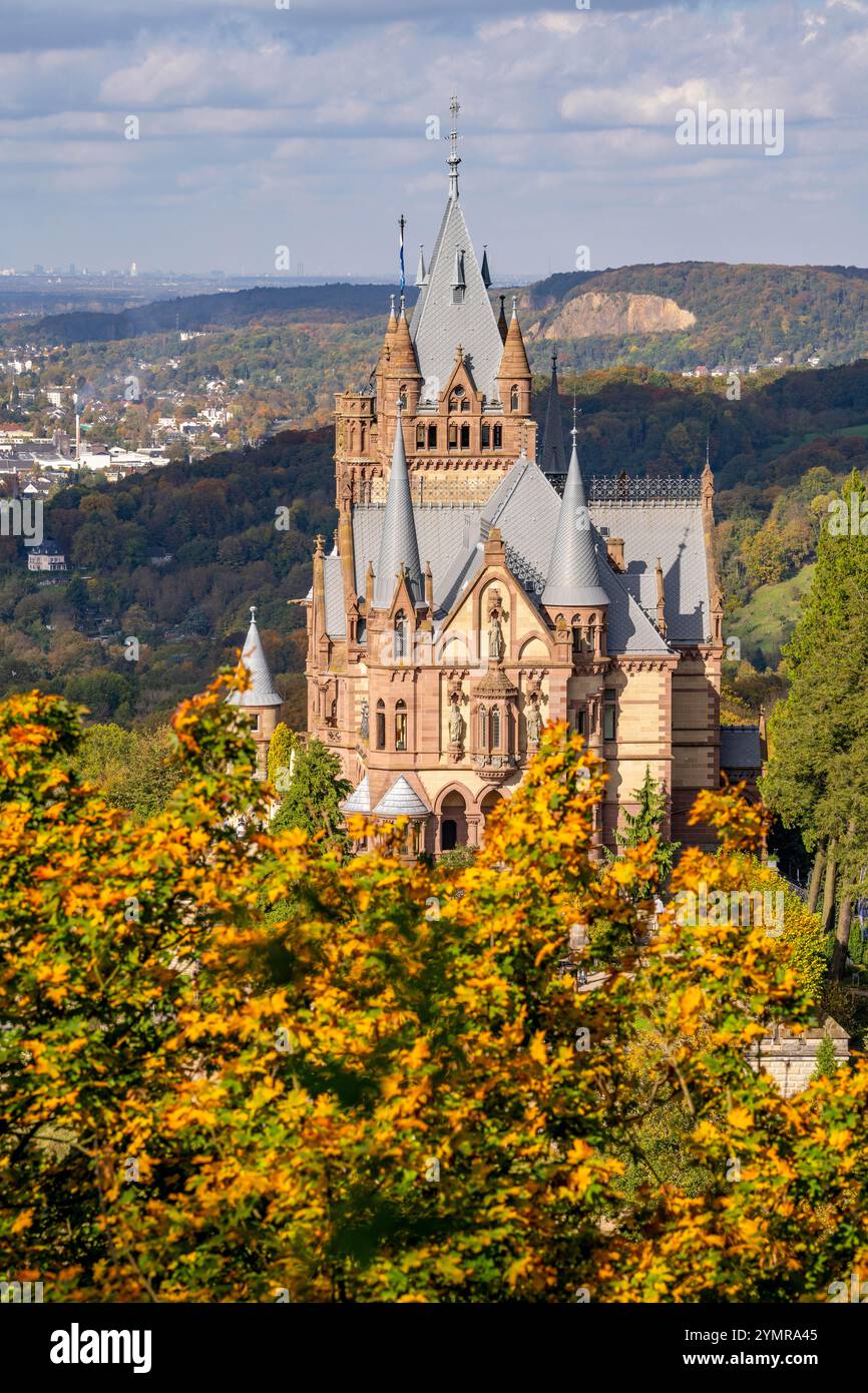 Château de Drachenburg, sur Drachenfels, une montagne dans le Siebengebirge sur le Rhin entre Bad Honnef et Königswinter, NRW, Allemagne, Banque D'Images