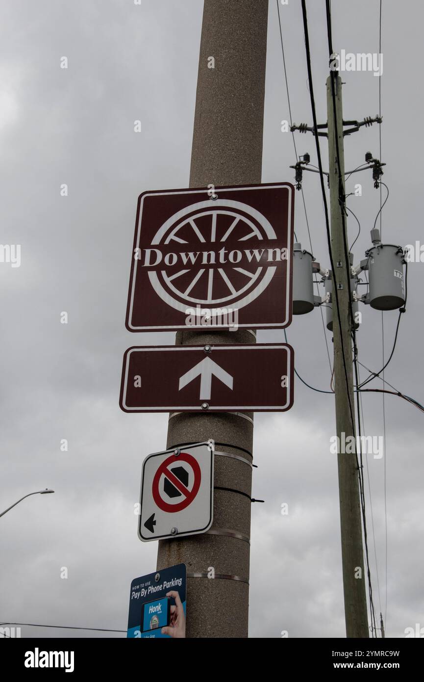 Panneau indiquant le centre-ville sur King Street West à Oshawa, Ontario, Canada Banque D'Images