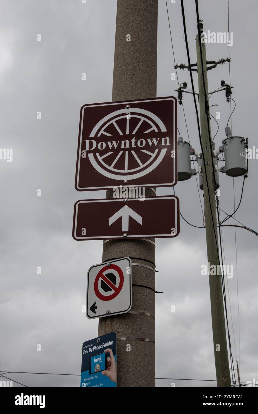 Panneau indiquant le centre-ville sur King Street West à Oshawa, Ontario, Canada Banque D'Images