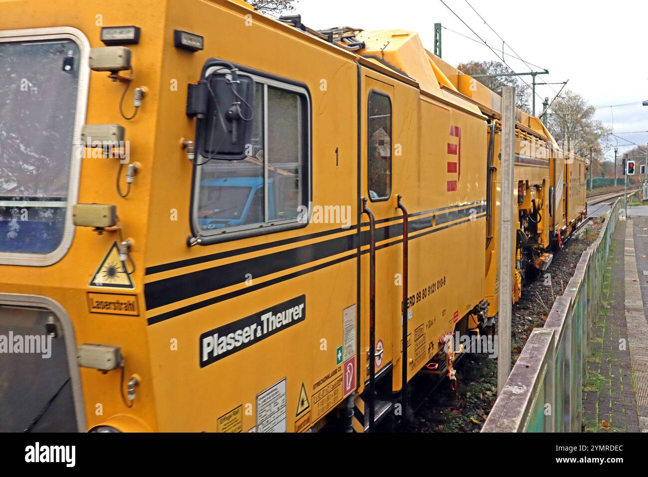 Schweres Gerät für den Gleisbau Eine Einheit verschiedener Maschinen im Gleisbau, die dem Unternehmen Eiffage gehören, sind im Dienst unterwegs. *** Equipements lourds pour la construction de voies Une unité de diverses machines de construction de voies appartenant à la société Eiffage est en service Banque D'Images