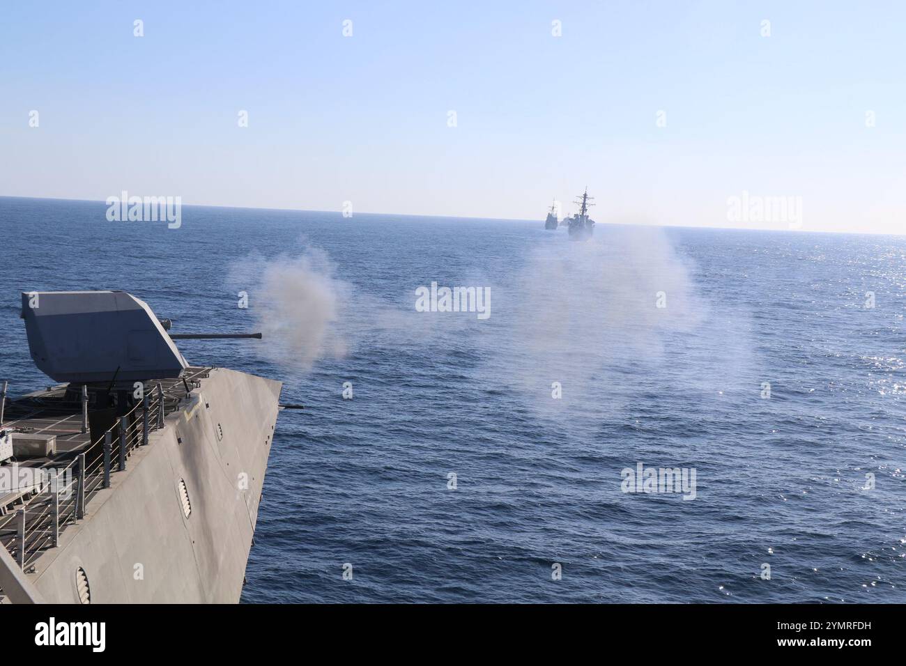 Le navire de combat littoral de la variante de l'indépendance USS Tulsa (LCS 16) tire un canon MK110 lors d'un exercice de tir réel alors qu'il opérait dans l'océan Pacifique, le 19 novembre 2024. Tulsa, affecté au littoral combat Ship Squadron One, est en cours dans la zone d'opérations de la 3rd Fleet des États-Unis menant une formation tactique avancée qui améliore la capacité de combat et la compétence tactique. (Photo de l'US Navy par le Lt. j.g. Robert Shields) Banque D'Images