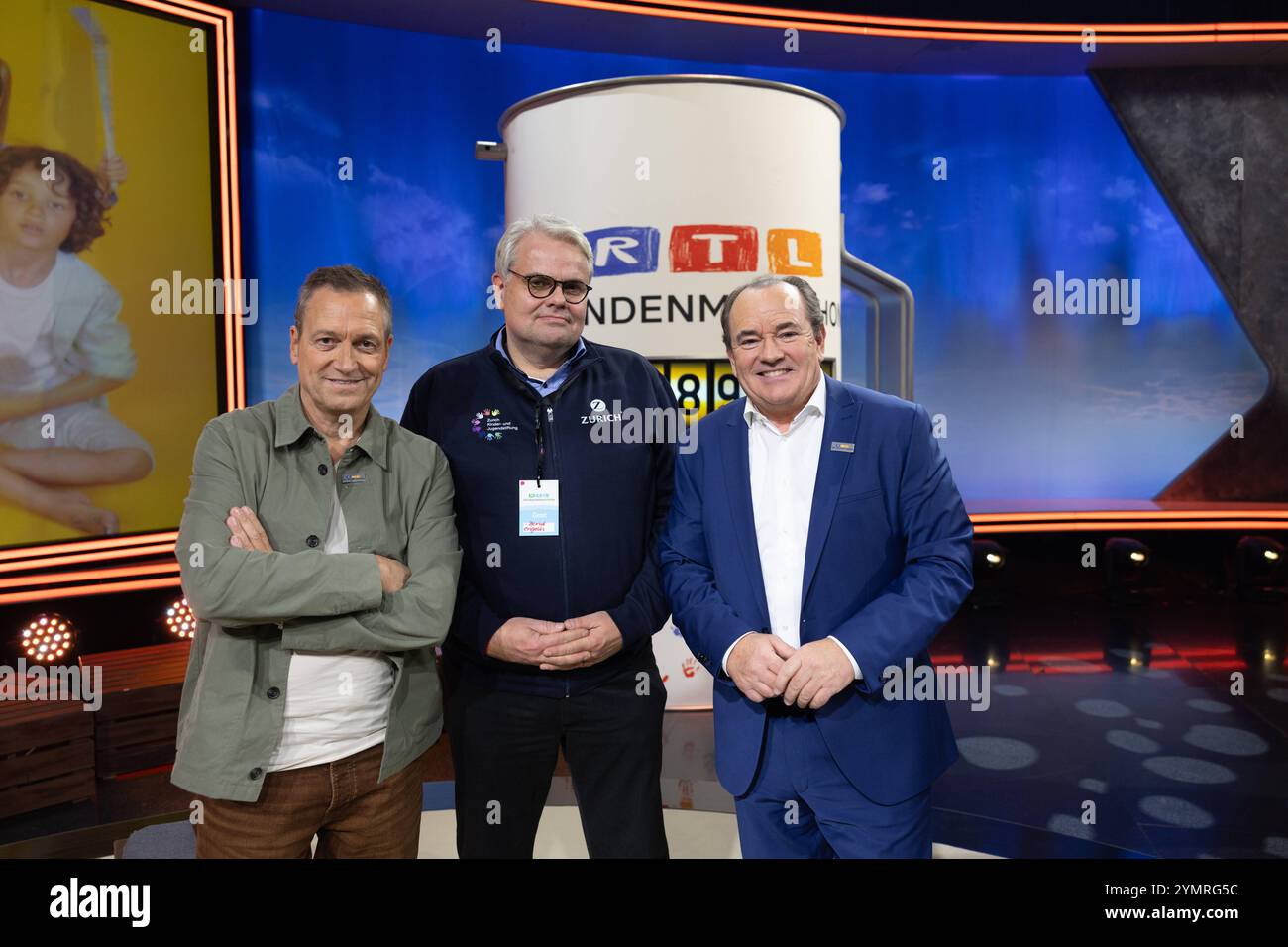 RTL Spendenmarathon in Köln - 21.11.2024 Dieter NUHR, Bernd Engelien Zürich Gruppe und Wolfram KONS vor der Spendenuhr - Der 29. RTL Spendenmarathon - Wir helfen Kindern in den EMG Studios à Hürth BEI Köln Hürth Nordrhein-Westfalen Deutschland *** RTL Telethon à Cologne 21 11 2024 Dieter NUHR, Bernd Engelien Zürich Group et Wolfram KONS devant l'horloge de don le téléthon RTL 29 nous aidons les enfants aux EMG Studios à Hürth près de Cologne Hürth Rhénanie du Nord-Westphalie Allemagne Copyright : xBonn.digitalx/xMarcxJohnx Banque D'Images