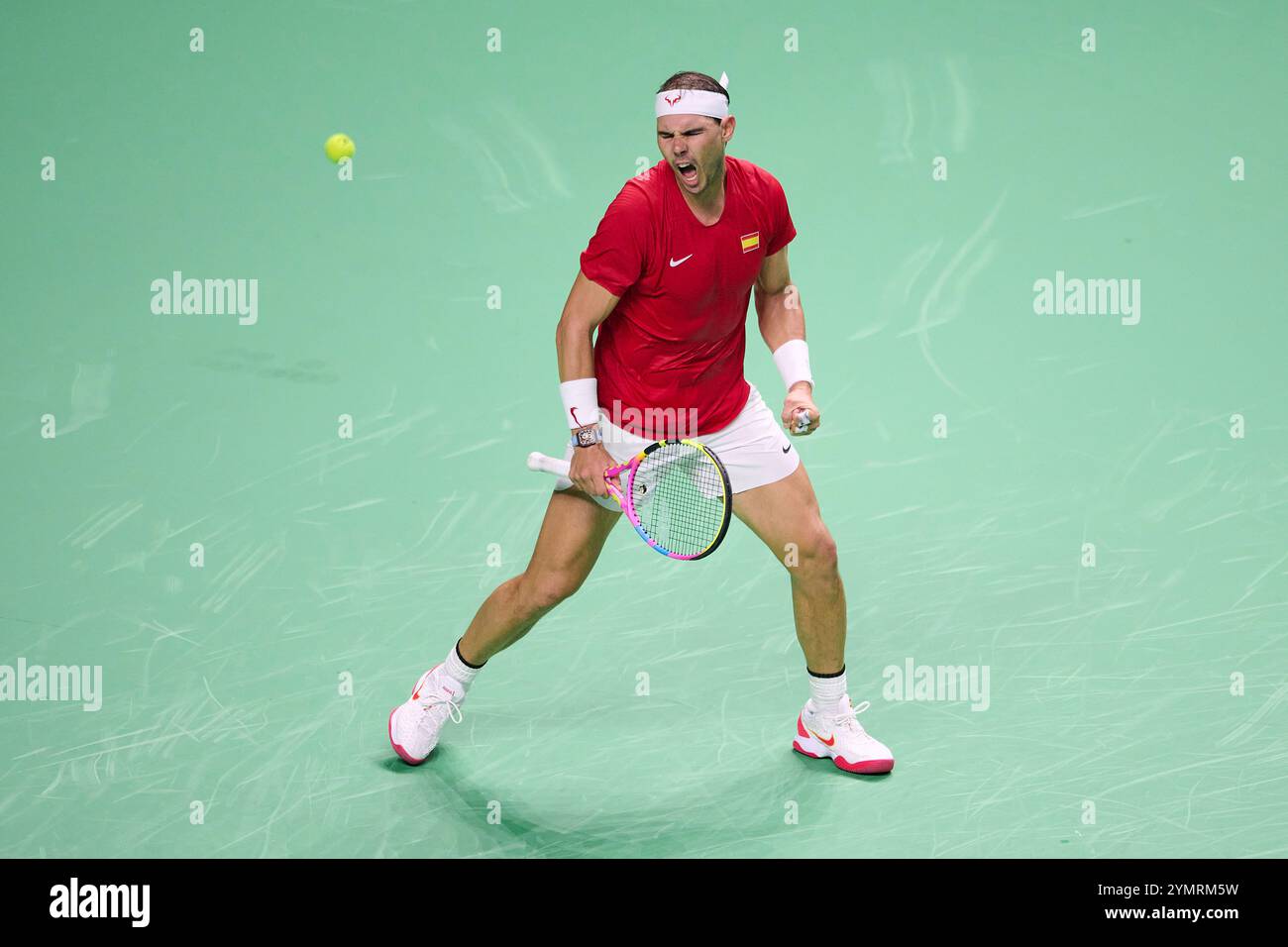 MALAGA, ESPAGNE - 19 NOVEMBRE : Rafael Nadal de Team Spain célèbre le dernier point de sa carrière professionnelle de son match en simple contre Botic van de Zandschulp de Team Netherlands lors de l'égalité des quarts de finale entre les pays-Bas et l'Espagne lors de la finale de la Coupe Davis au Palacio de Deportes Jose Maria Martin Carpena le 19 novembre 2024 à Malaga, Espagne. (Photo Francisco Macia/photo Players images/Magara Press) Banque D'Images