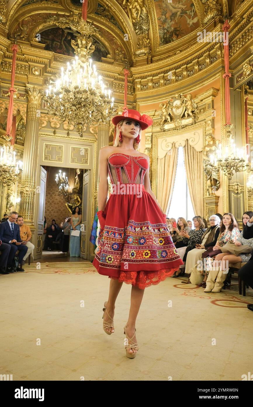 Franz Auza pendant le défilé bolivien Fashion Europa dans le cadre de la semaine de la mode de Madrid, à Casa de America à Madrid. 22 octuber 2024 Spain avec : modèle où : Madrid, Espagne quand : 22 Oct 2024 crédit : Oscar Gonzalez/WENN Banque D'Images