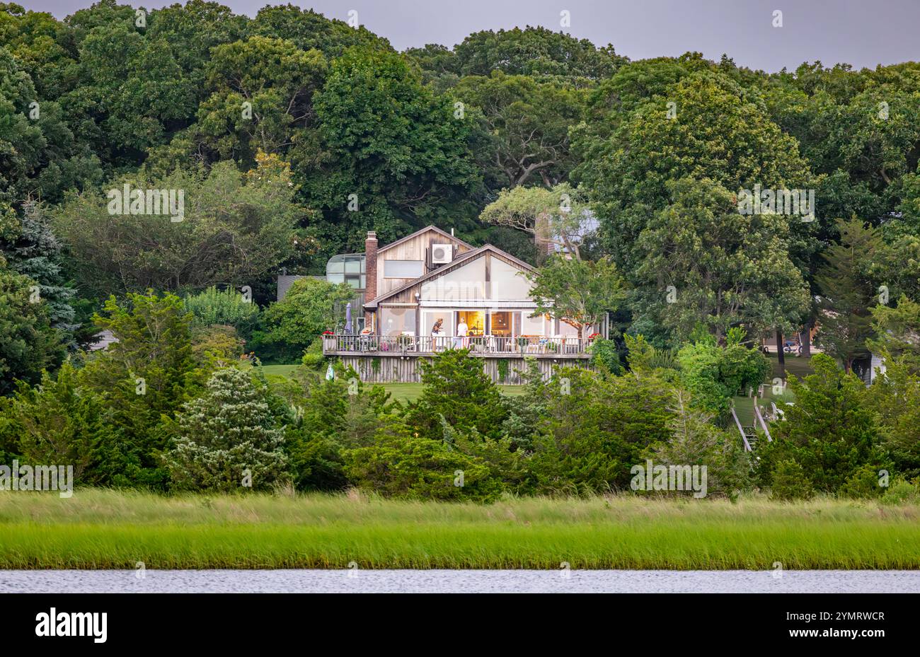 grande maison au bord de l'eau sur le port de 5 km Banque D'Images