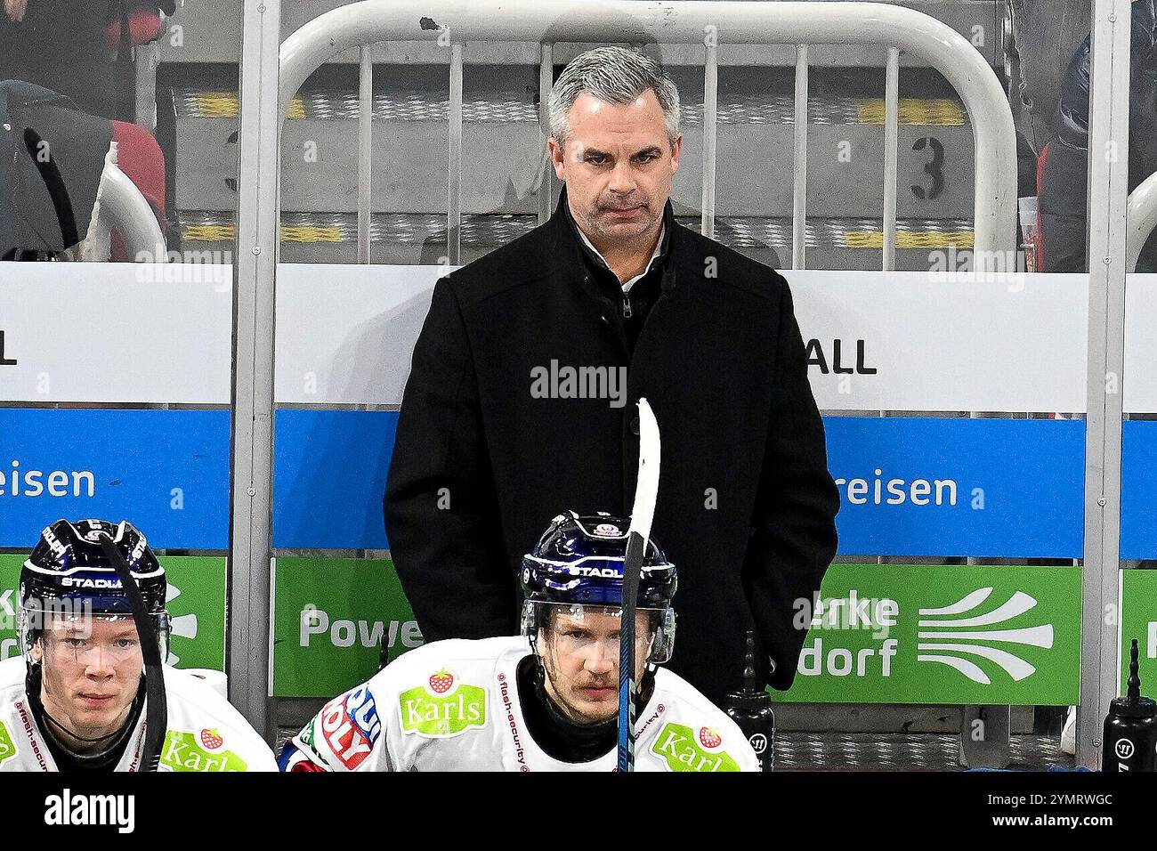 Eishockey DEL 24/25 - 18. Spieltag : Düsseldorfer EG vs Eisbären Berlin AM 22.11.2024 im PSD Bank Dome in Düsseldorf Berlins Assistant Coach Rob Collins Foto : osnapix Banque D'Images