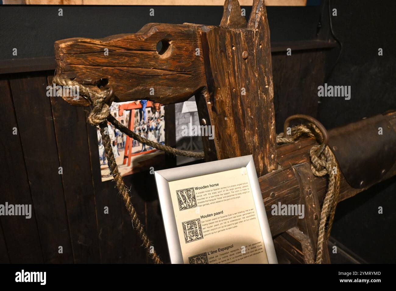 Dispositif de cheval en bois exposé dans un musée – Bruges, Belgique – 21 octobre 2024 Banque D'Images