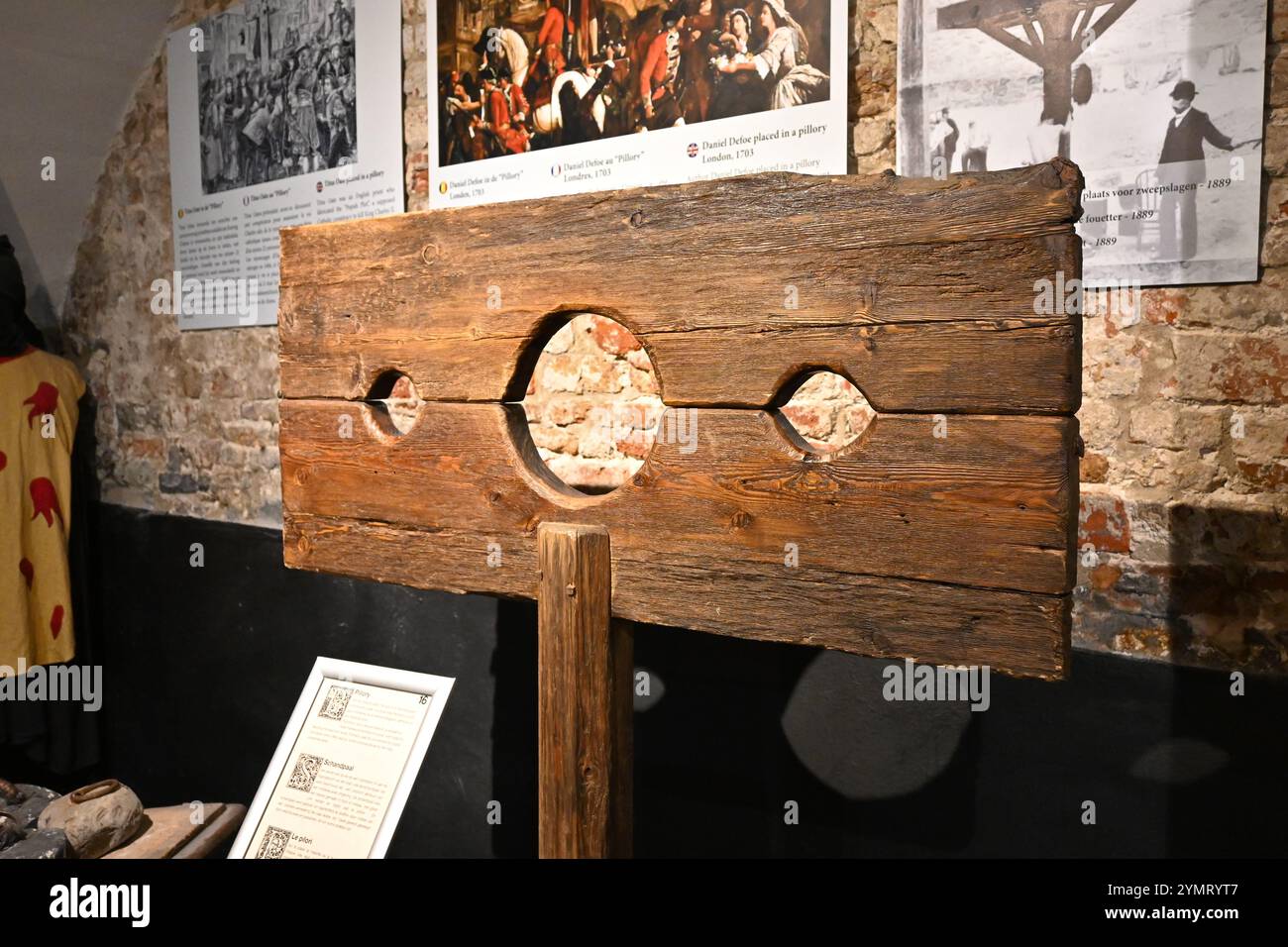 Pilori en bois exposé à l'intérieur du musée – Bruges, Belgique – 21 octobre 2024 Banque D'Images