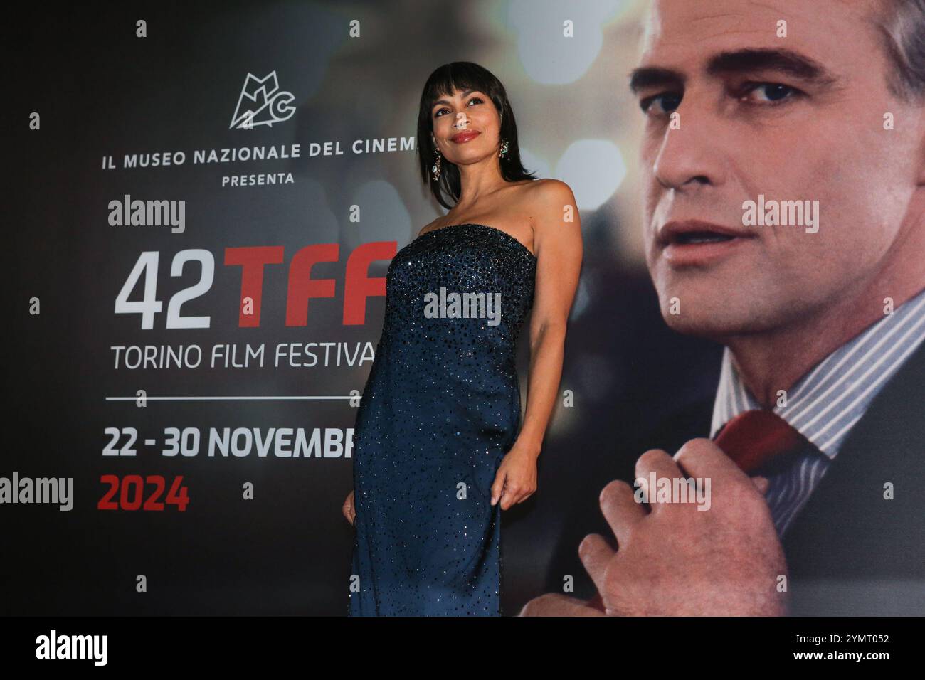 Turin, Italie. 22 novembre 2024. Rosario Dawson assiste au tapis rouge de la cérémonie d’ouverture du 42e Festival du film de Turin au Teatro Regio de Turin. Crédit : SOPA images Limited/Alamy Live News Banque D'Images