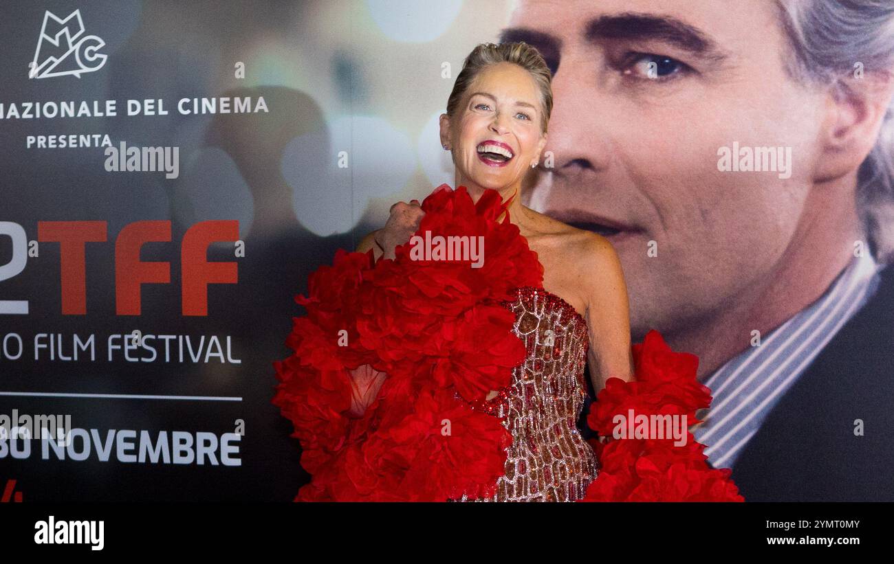 Turin, Italie. 22 novembre 2024. L'actrice américaine Sharon Stone sur le tapis rouge de l'événement d'ouverture du Festival du film de Turin 2024 Banque D'Images