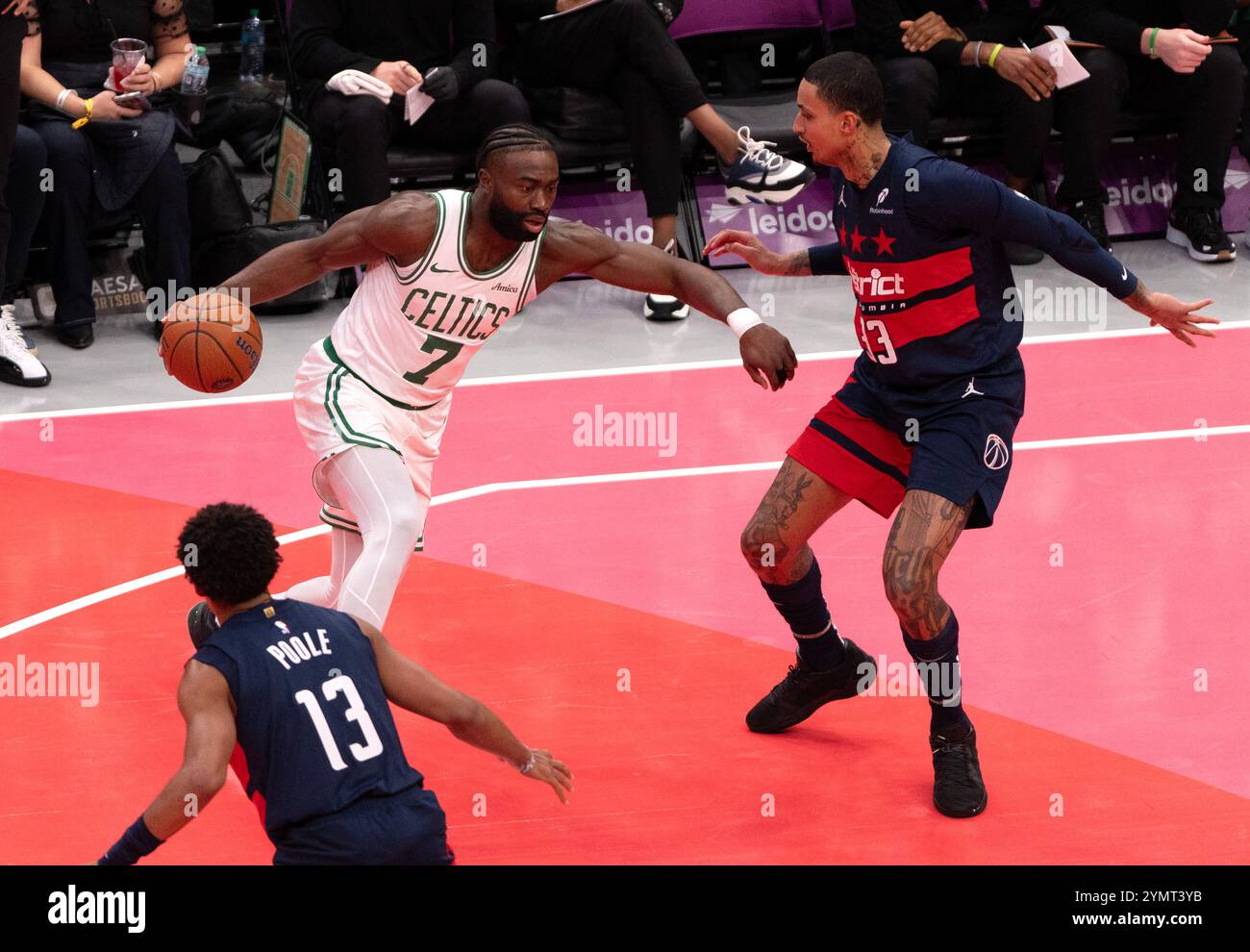 Washington, États-Unis. 22 novembre 2024. WASHINGTON, DC - 22 NOVEMBRE : Jordan Poole (13 ans), garde des Wizards de Washington, défend contre Jaylen Brown (7 ans), garde des Boston Celtics, lors d'un match NBA entre les Wizards de Washington et les Celtics de Boston, le 22 novembre 2024, au Capital One Arena, à Washington, DC. (Photo de Tony Quinn/SipaUSA) crédit : Sipa USA/Alamy Live News Banque D'Images