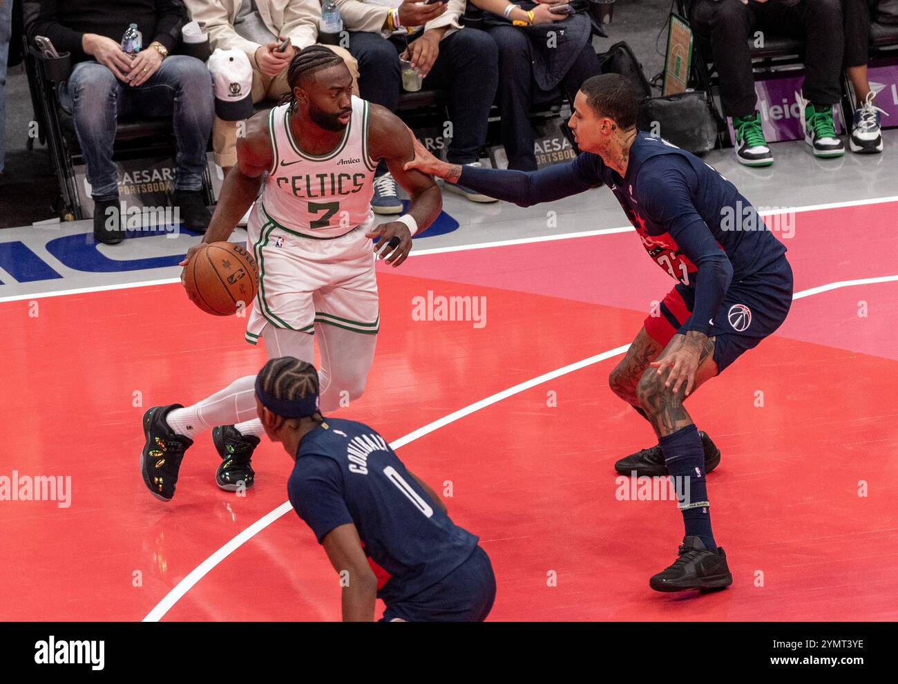 Washington, États-Unis. 22 novembre 2024. WASHINGTON, DC - 22 NOVEMBRE : Jordan Poole (13 ans), garde des Wizards de Washington, défend contre Jaylen Brown (7 ans), garde des Boston Celtics, lors d'un match NBA entre les Wizards de Washington et les Celtics de Boston, le 22 novembre 2024, au Capital One Arena, à Washington, DC. (Photo de Tony Quinn/SipaUSA) crédit : Sipa USA/Alamy Live News Banque D'Images