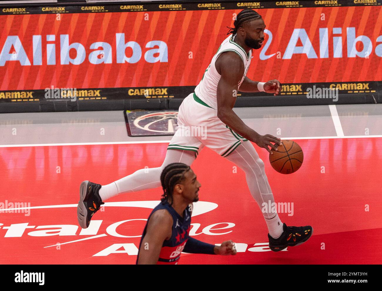 Washington, États-Unis. 22 novembre 2024. WASHINGTON, DC - 22 NOVEMBRE : le garde des Boston Celtics Jaylen Brown (7 ans) dribble sur le terrain lors d'un match NBA entre les Wizards de Washington et les Celtics de Boston, le 22 novembre 2024, au Capital One Arena, à Washington, DC. (Photo de Tony Quinn/SipaUSA) crédit : Sipa USA/Alamy Live News Banque D'Images