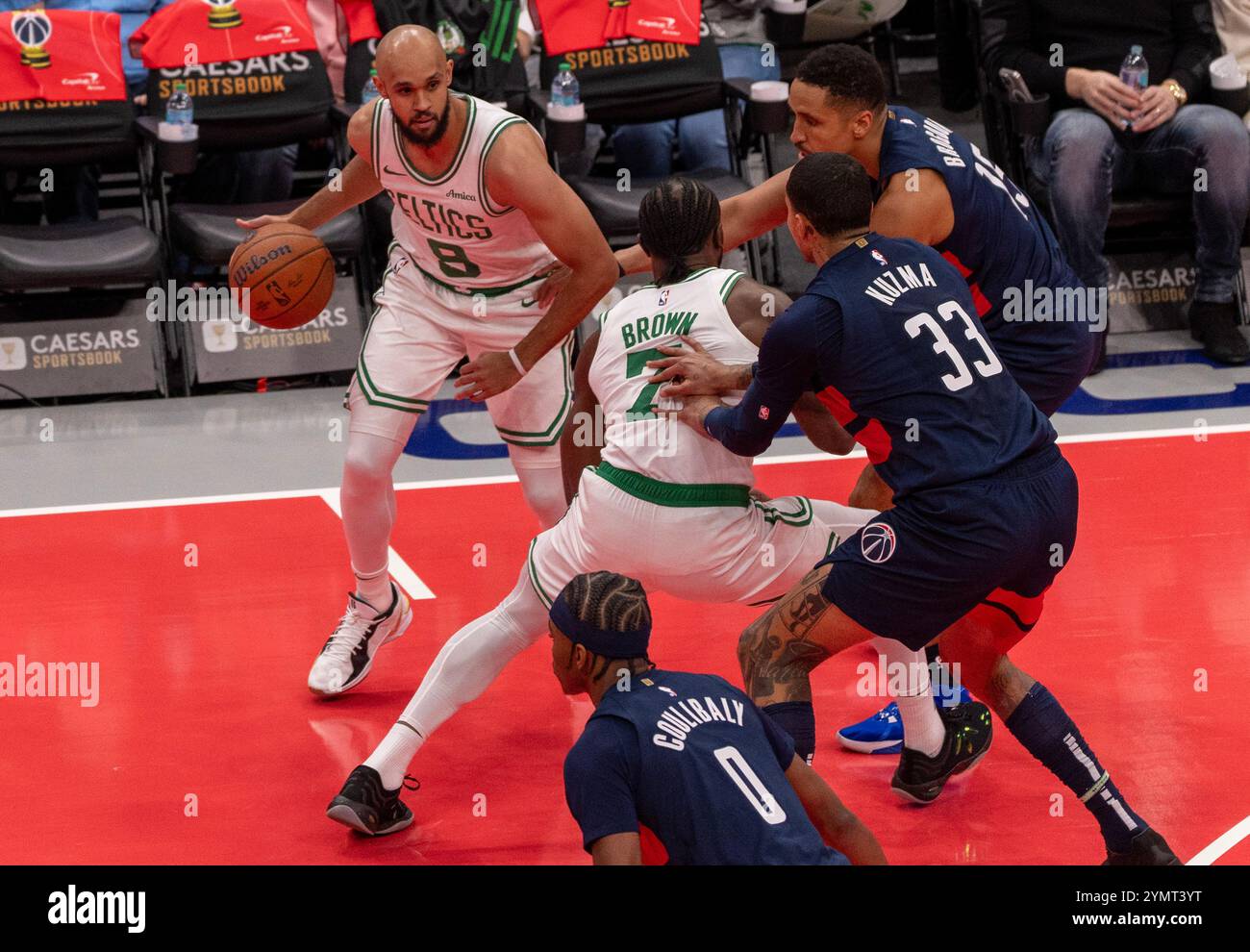 Washington, États-Unis. 22 novembre 2024. WASHINGTON, DC - 22 NOVEMBRE : Kristaps Porzingis, le centre des Boston Celtics (8) dribble dans le corner lors d'un match NBA entre les Wizards de Washington et les Celtics de Boston, le 22 novembre 2024, au Capital One Arena, à Washington, DC. (Photo de Tony Quinn/SipaUSA) crédit : Sipa USA/Alamy Live News Banque D'Images