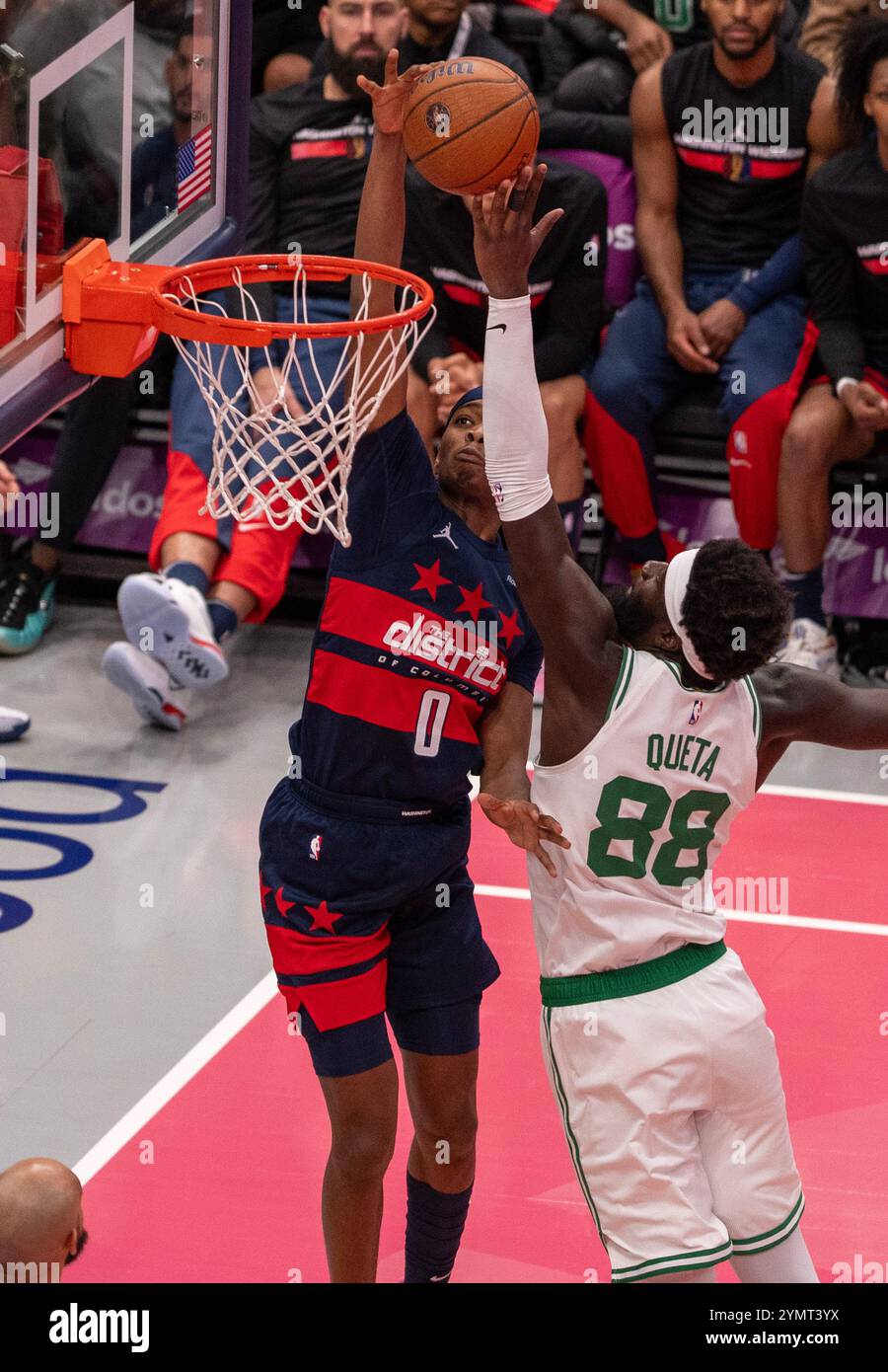 Washington, États-Unis. 22 novembre 2024. WASHINGTON, DC - 22 NOVEMBRE : Bilal Coulibaly (0), gardien des Wizards de Washington, passe devant le centre des Boston Celtics Neemias Queta (88) lors d'un match NBA entre les Wizards de Washington et les Boston Celtics, le 22 novembre 2024, à Capital One Arena, Washington, DC. (Photo de Tony Quinn/SipaUSA) crédit : Sipa USA/Alamy Live News Banque D'Images