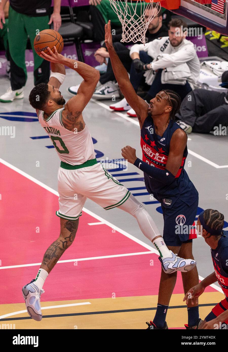 Washington, États-Unis. 22 novembre 2024. WASHINGTON, DC - 22 NOVEMBRE : L'attaquant des Boston Celtics Jayson Tatum (0) se penche en arrière pour tirer sur l'attaquant des Washington Wizards Alexandre Sarr (20) lors d'un match NBA entre les Washington Wizards et les Boston Celtics, le 22 novembre 2024, au Capital One Arena, à Washington, DC. (Photo de Tony Quinn/SipaUSA) crédit : Sipa USA/Alamy Live News Banque D'Images