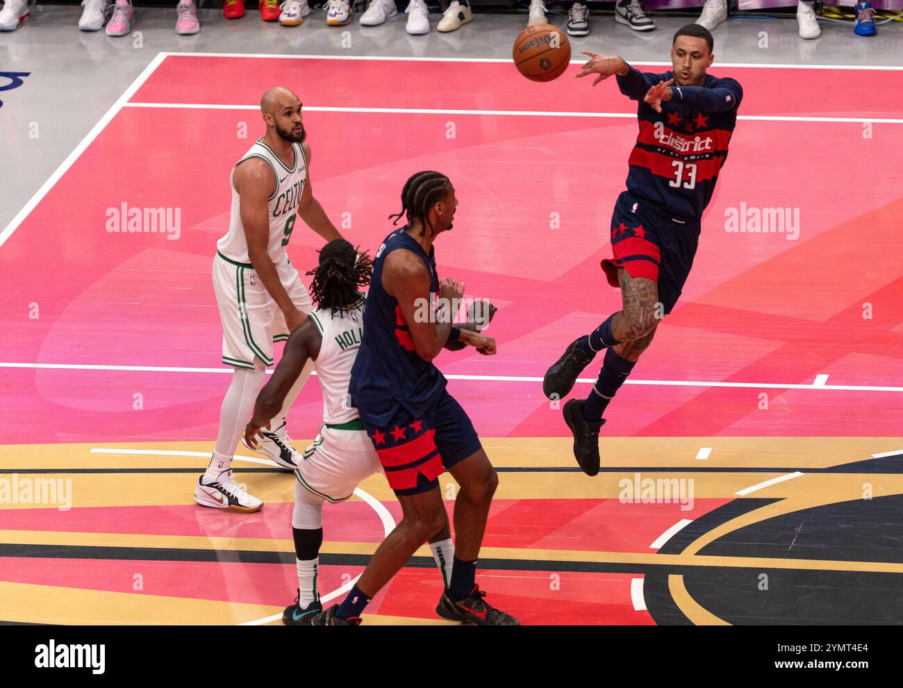 Washington, États-Unis. 22 novembre 2024. WASHINGTON, DC - 22 NOVEMBRE : L'attaquant des Washington Wizards Kyle Kuzma (33) fait une passe lors d'un match NBA entre les Washington Wizards et les Boston Celtics, le 22 novembre 2024, au Capital One Arena, à Washington, DC. (Photo de Tony Quinn/SipaUSA) crédit : Sipa USA/Alamy Live News Banque D'Images