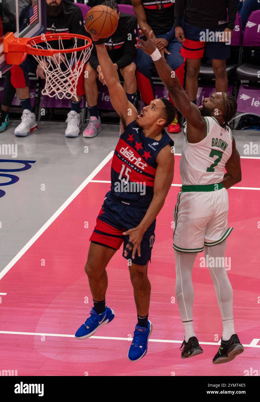Washington, États-Unis. 22 novembre 2024. WASHINGTON, DC - 22 NOVEMBRE : Malcolm Brogdon (15 ans), garde des Wizards de Washington, tire sur Jaylen Brown (7 ans), garde des Boston Celtics, lors d'un match NBA entre les Wizards de Washington et les Celtics de Boston, le 22 novembre 2024, au Capital One Arena, à Washington, DC. (Photo de Tony Quinn/SipaUSA) crédit : Sipa USA/Alamy Live News Banque D'Images