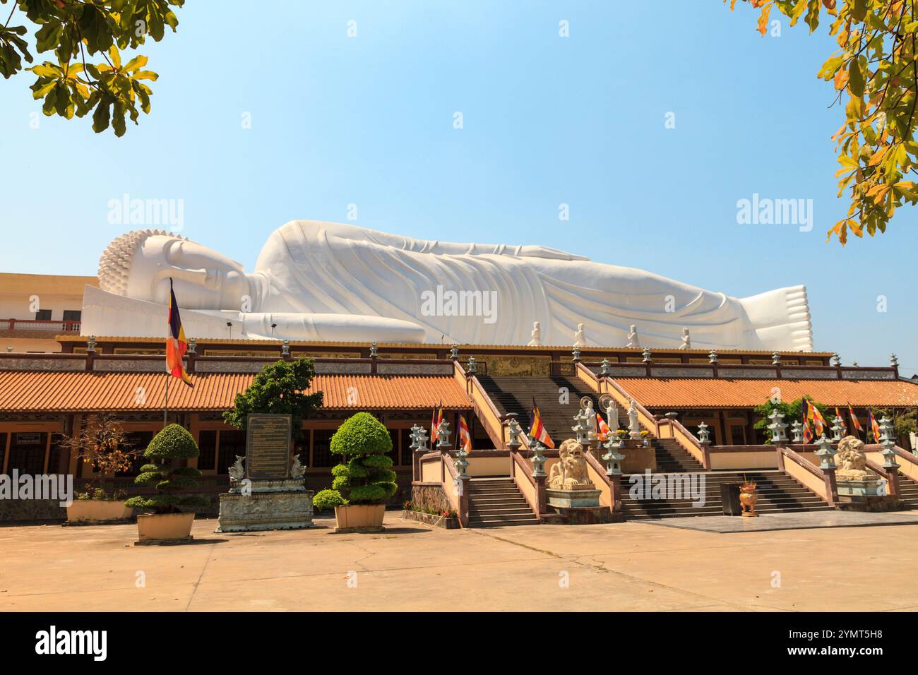 buddha Lying-Hoi Khanh Pagoda à Binh Duong est une œuvre religieuse avec une architecture très unique et spéciale. C'est un temple antique célèbre au Vietnam Banque D'Images