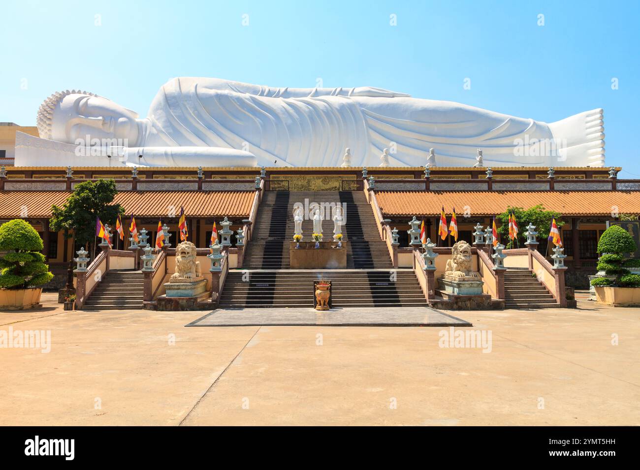 buddha Lying-Hoi Khanh Pagoda à Binh Duong est une œuvre religieuse avec une architecture très unique et spéciale. C'est un temple antique célèbre au Vietnam Banque D'Images