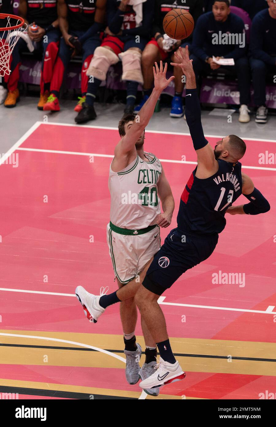 Washington, États-Unis. 22 novembre 2024. WASHINGTON, DC - 22 NOVEMBRE : le centre des Wizards de Washington Jonas Valanciunas (17 ans) se penche en arrière pour tourner au-dessus du centre des Boston Celtics Luke Kornet (40 ans) lors d'un match NBA entre les Wizards de Washington et les Boston Celtics, le 22 novembre 2024, au Capital One Arena, à Washington, DC. (Photo de Tony Quinn/SipaUSA) crédit : Sipa USA/Alamy Live News Banque D'Images