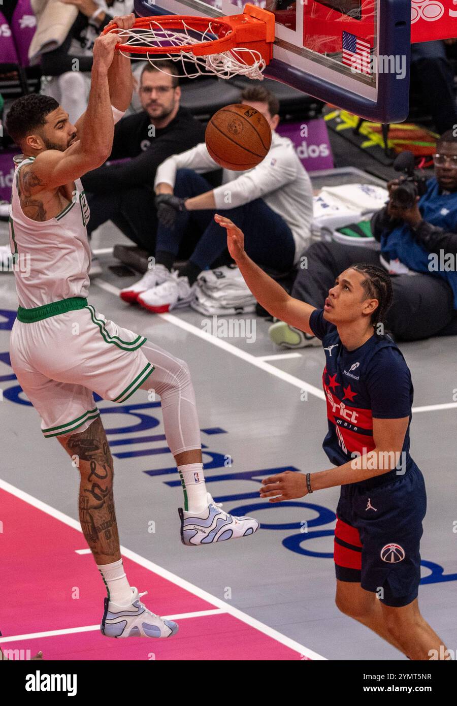Washington, États-Unis. 22 novembre 2024. WASHINGTON, DC - 22 NOVEMBRE : L'attaquant des Boston Celtics Jayson Tatum (0) dunk lors d'un match NBA entre les Wizards de Washington et les Celtics de Boston, le 22 novembre 2024, à Capital One Arena, à Washington, DC. (Photo de Tony Quinn/SipaUSA) crédit : Sipa USA/Alamy Live News Banque D'Images