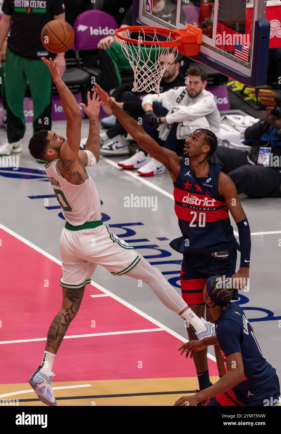 Washington, États-Unis. 22 novembre 2024. WASHINGTON, DC - 22 NOVEMBRE : L'attaquant des Boston Celtics Jayson Tatum (0) se penche en arrière pour tirer sur l'attaquant des Washington Wizards Alexandre Sarr (20) lors d'un match NBA entre les Washington Wizards et les Boston Celtics, le 22 novembre 2024, au Capital One Arena, à Washington, DC. (Photo de Tony Quinn/SipaUSA) crédit : Sipa USA/Alamy Live News Banque D'Images