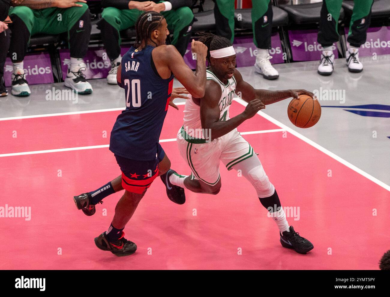 Washington, États-Unis. 22 novembre 2024. WASHINGTON, DC - 22 NOVEMBRE : le gardien des Boston Celtics Jrue Holiday (4) dépasse l'attaquant des Washington Wizards Alexandre Sarr (20) lors d'un match NBA entre les Washington Wizards et les Boston Celtics, le 22 novembre 2024, au Capital One Arena, à Washington, DC. (Photo de Tony Quinn/SipaUSA) crédit : Sipa USA/Alamy Live News Banque D'Images